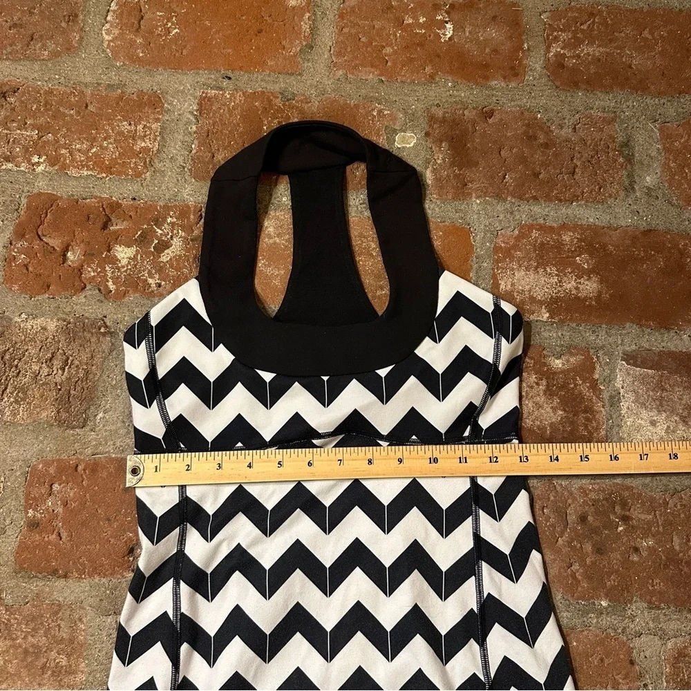 Lululemon Scoop Neck Tank in the "Arrow Chevron Polar Cream Black" pattern sz 6 - Picture 5 of 16
